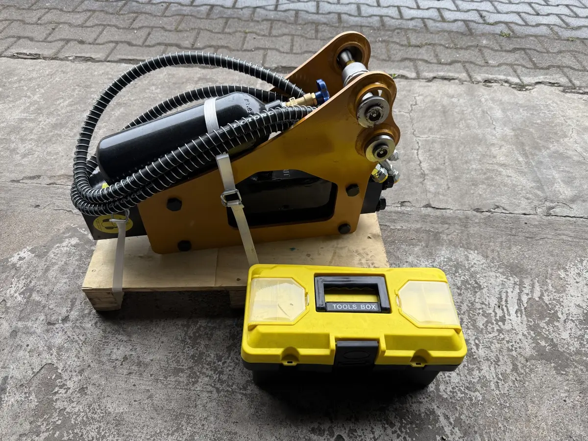 Młot hydrauliczny SB05 na palecie