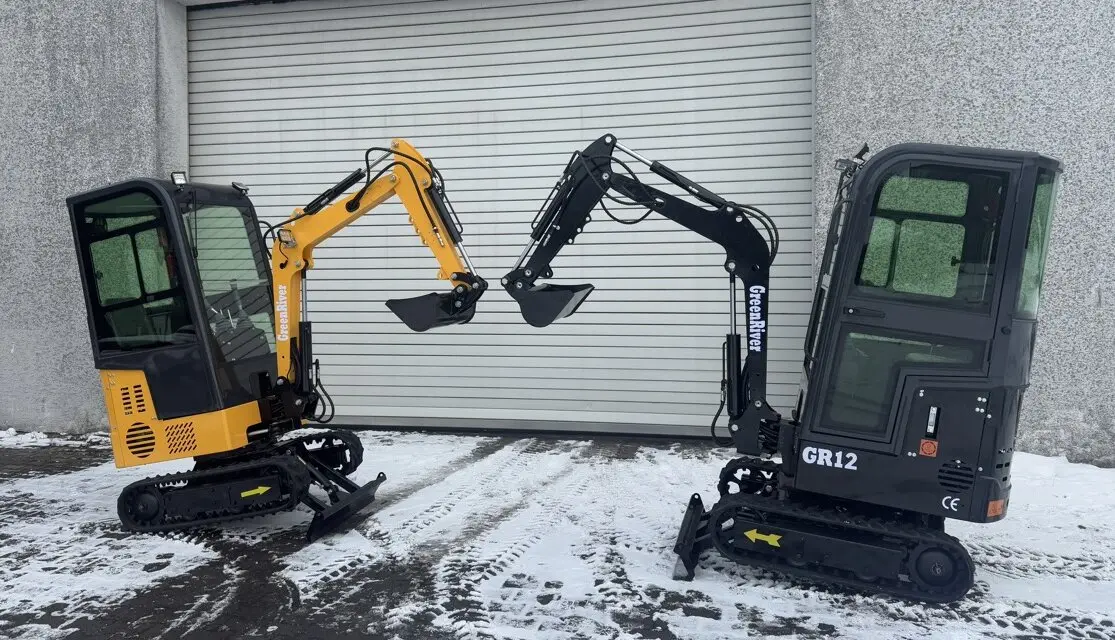 Dwie koparki GR 12 z kabiną